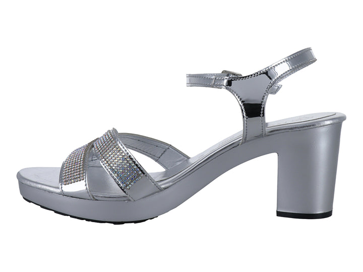 Sandalia color plata con tacón bloque, plataforma y tiras decoradas con brillantes.
