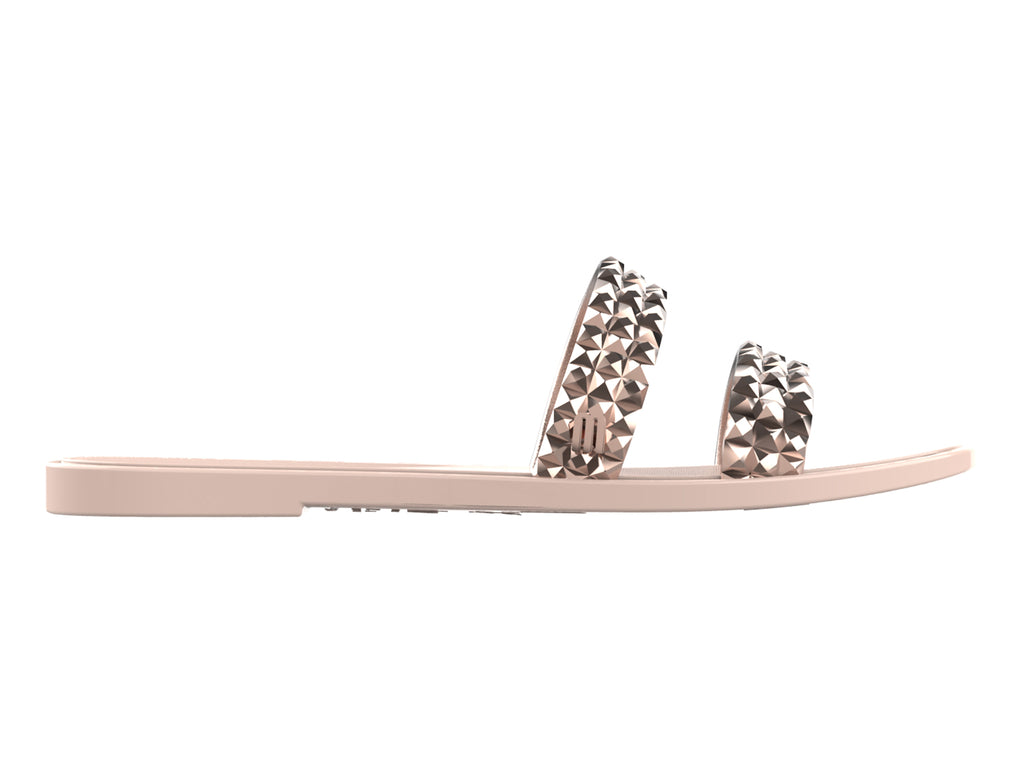 Par de sandalias Melissa color rosa con dos tiras decoradas con tachuelas plateadas brillantes.