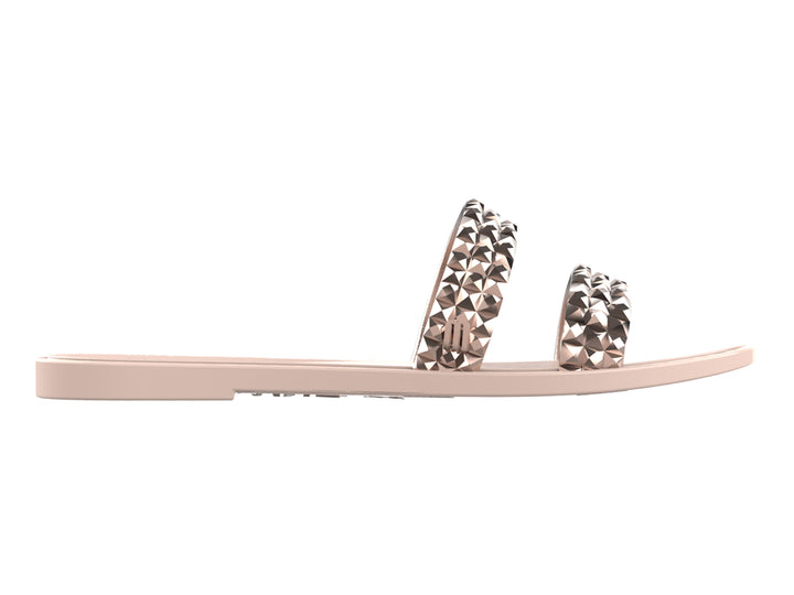 Par de sandalias Melissa color rosa con dos tiras decoradas con tachuelas plateadas brillantes.