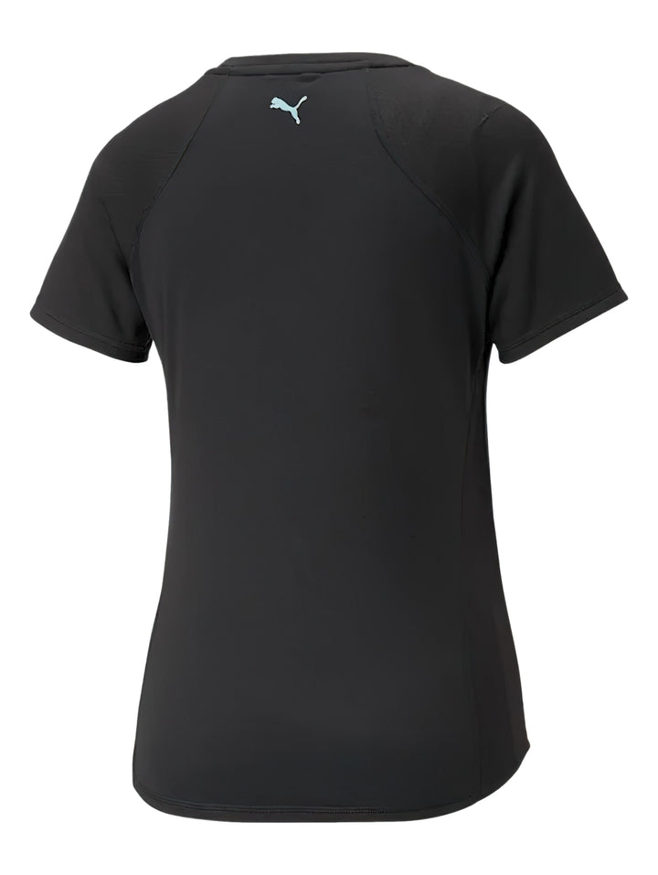 Camiseta deportiva PUMA de color negro con logotipo en el pecho en tono púrpura eléctrico.