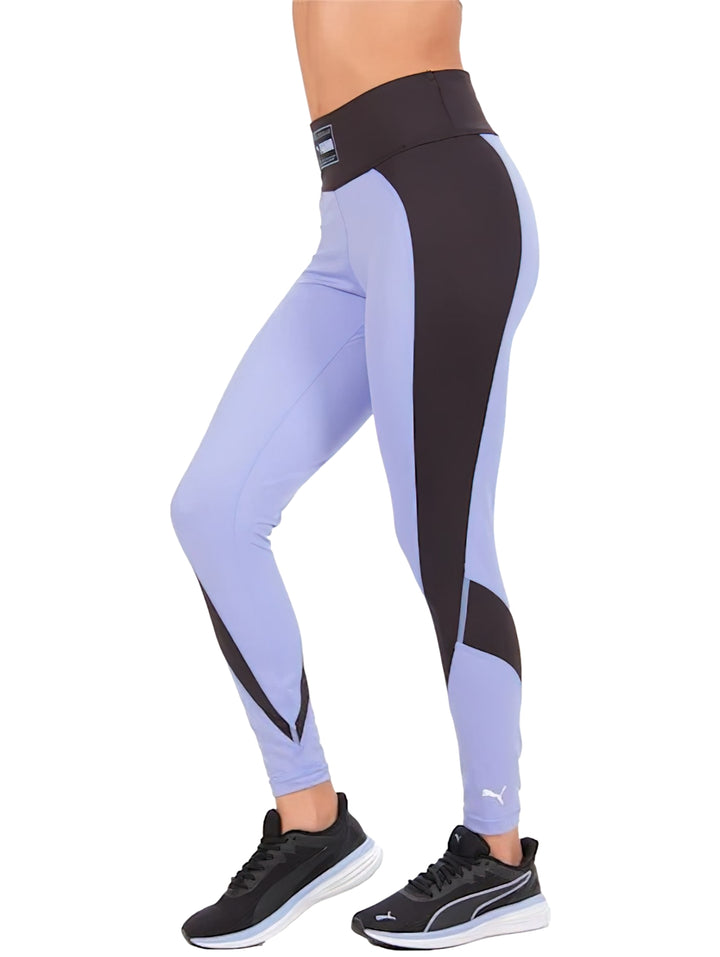 Leggings deportivos PUMA color morado con paneles negros, cintura alta y corte 7/8.
