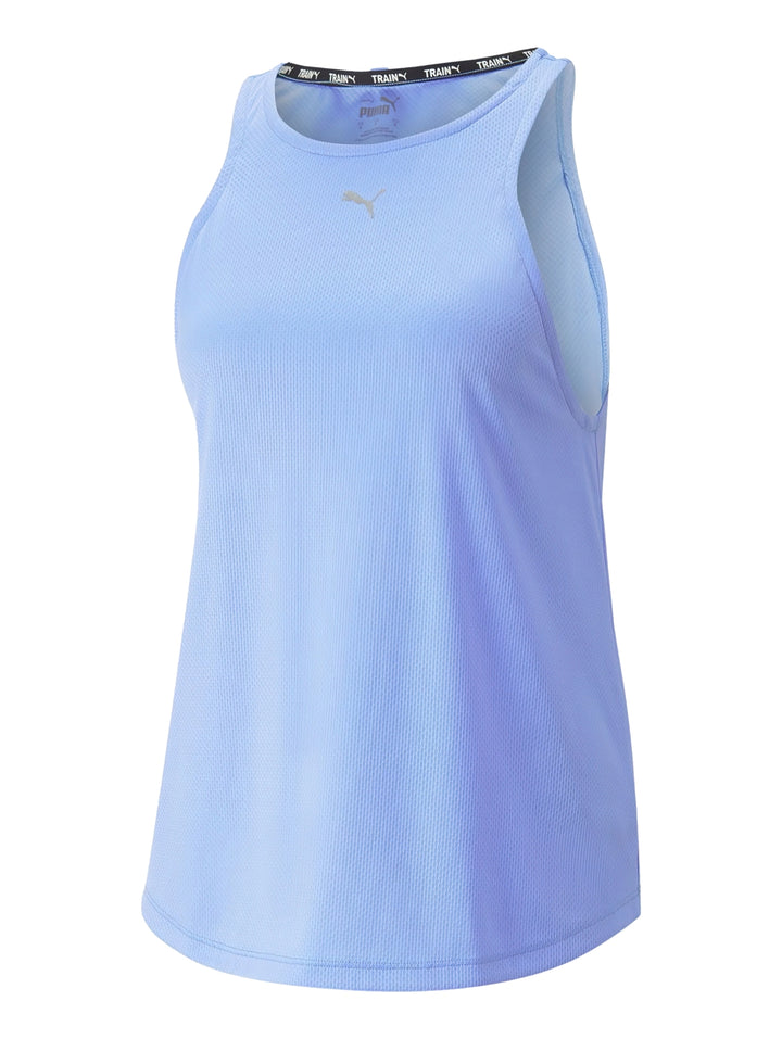 Mujer usando una camiseta deportiva sin mangas PUMA en color lila claro.