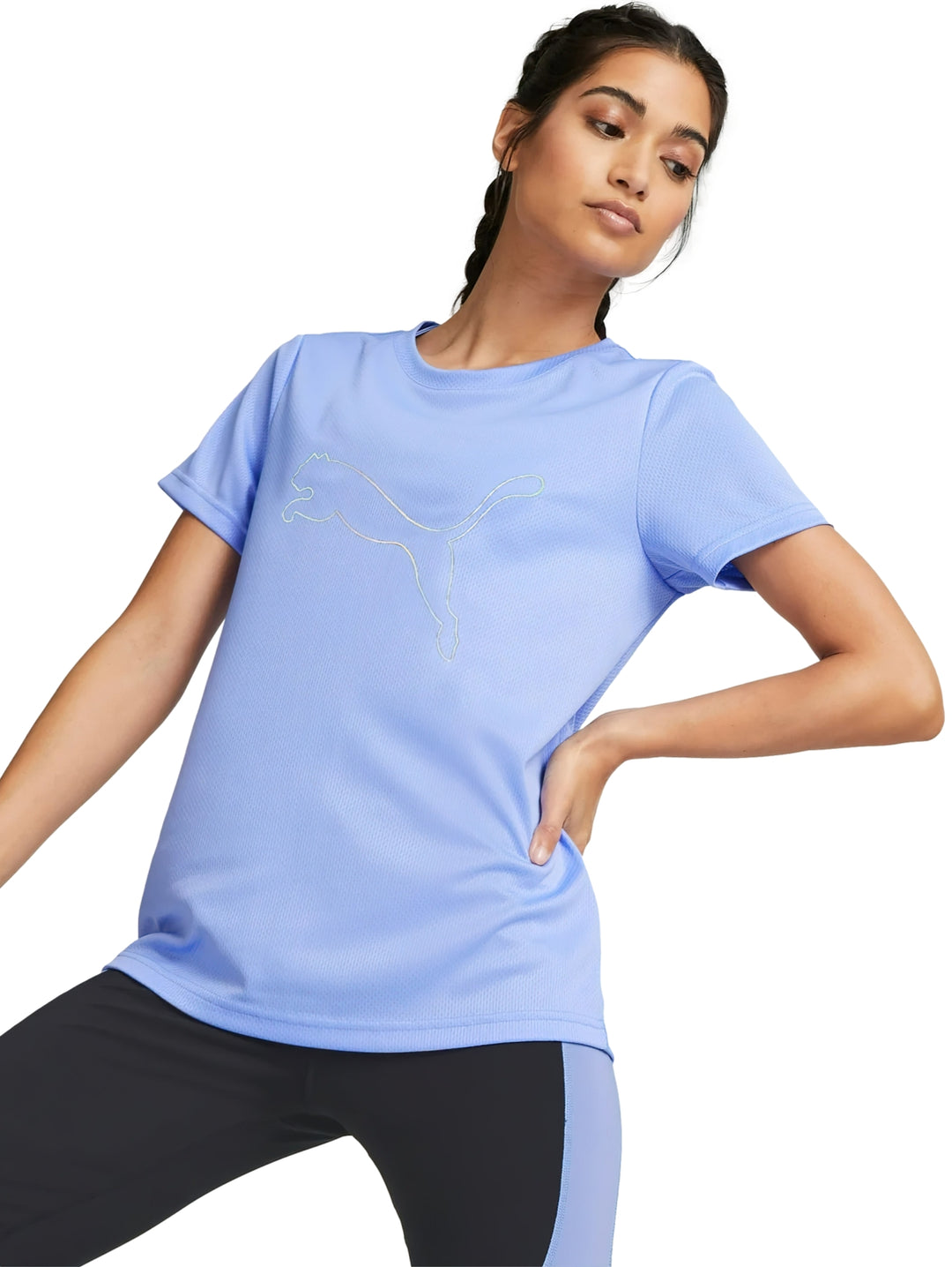 Camiseta deportiva PUMA de color morado claro para mujer con logo en el pecho.