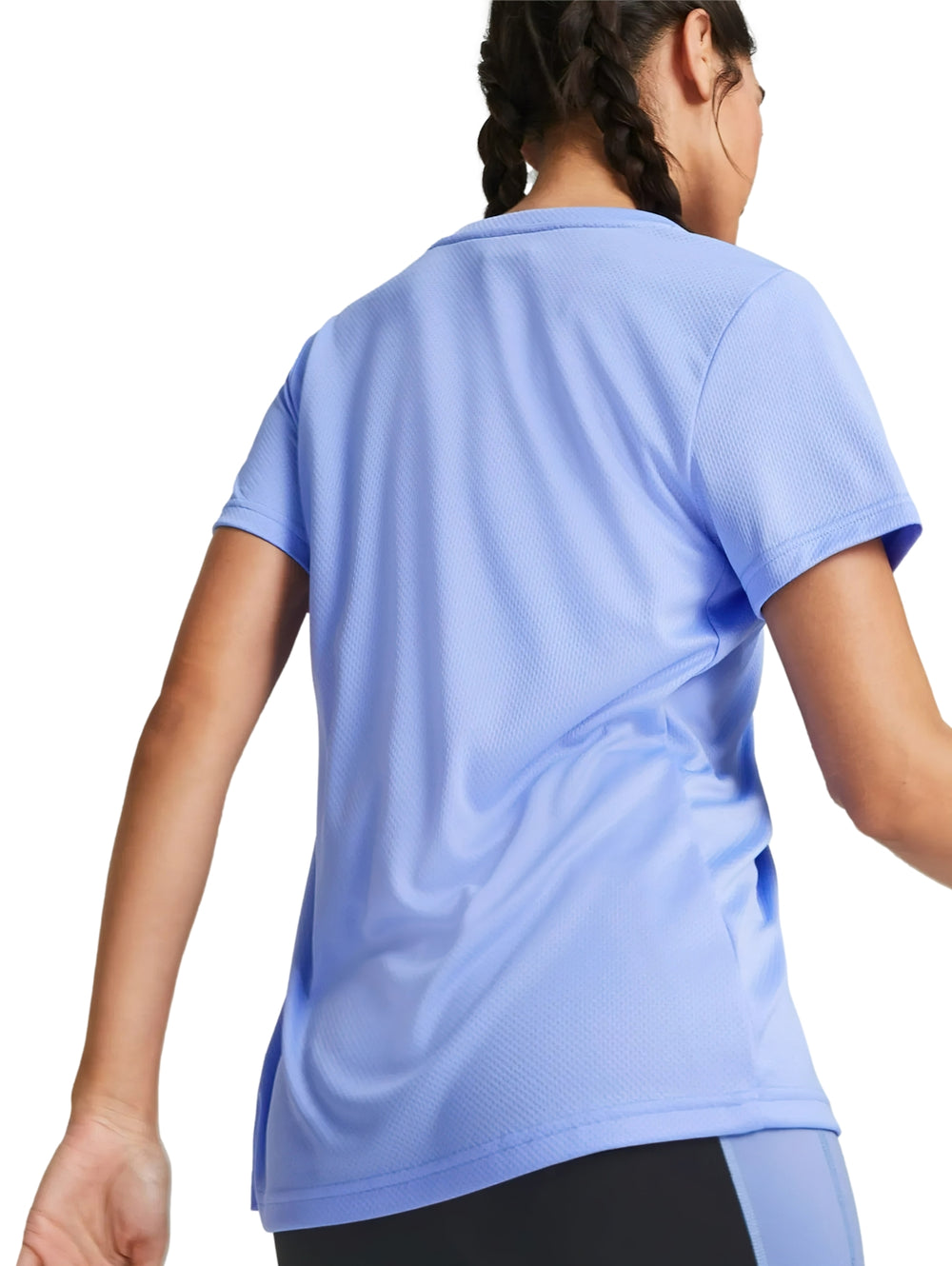 Camiseta deportiva PUMA de color morado claro para mujer con logo en el pecho.