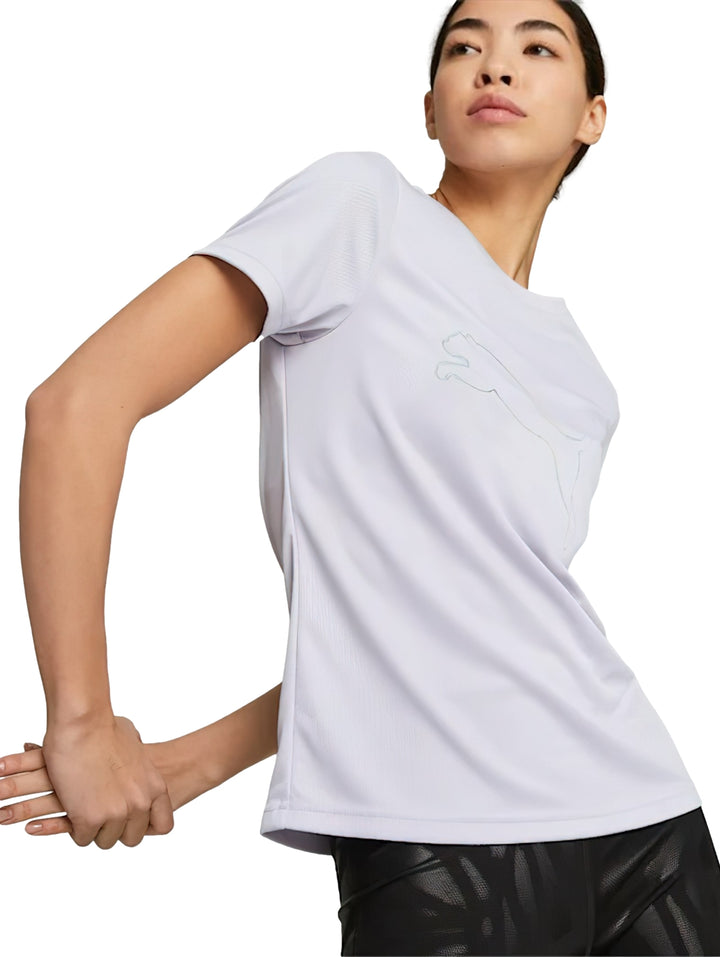 Mujer vistiendo una camiseta deportiva PUMA de color lavanda claro con manga corta.
