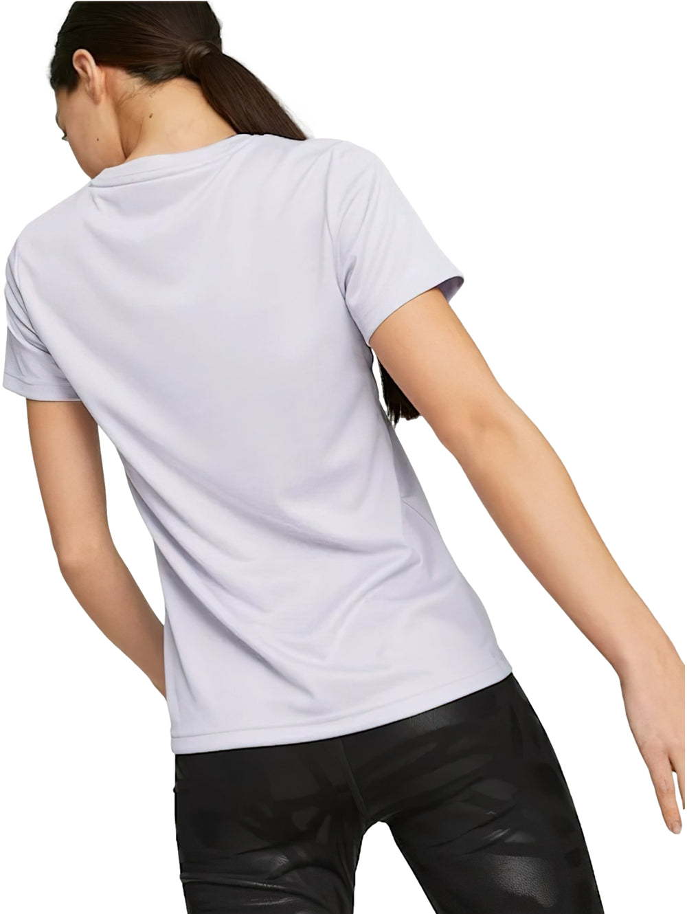 Mujer vistiendo una camiseta deportiva PUMA de color lavanda claro con manga corta.