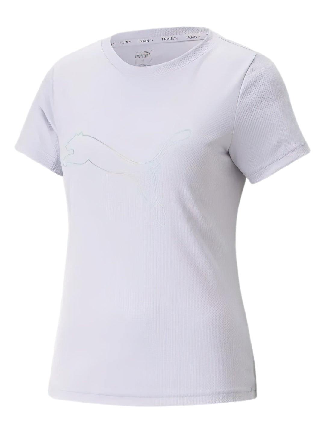 Mujer vistiendo una camiseta deportiva PUMA de color lavanda claro con manga corta.