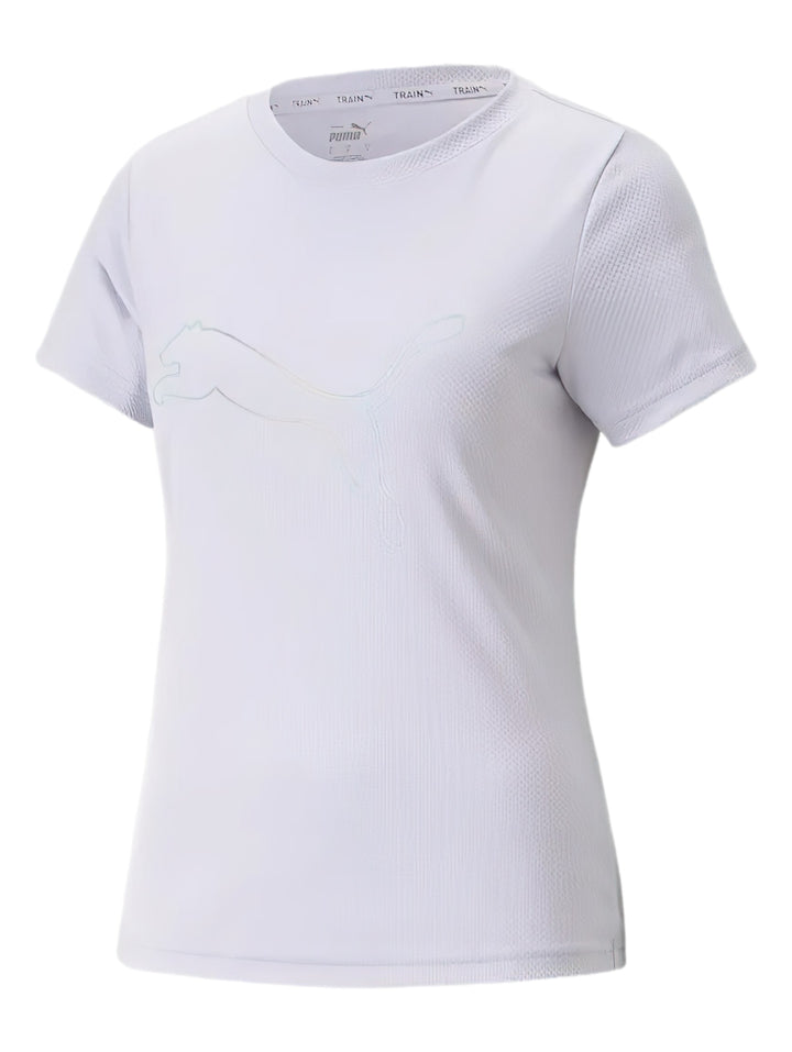 Mujer vistiendo una camiseta deportiva PUMA de color lavanda claro con manga corta.