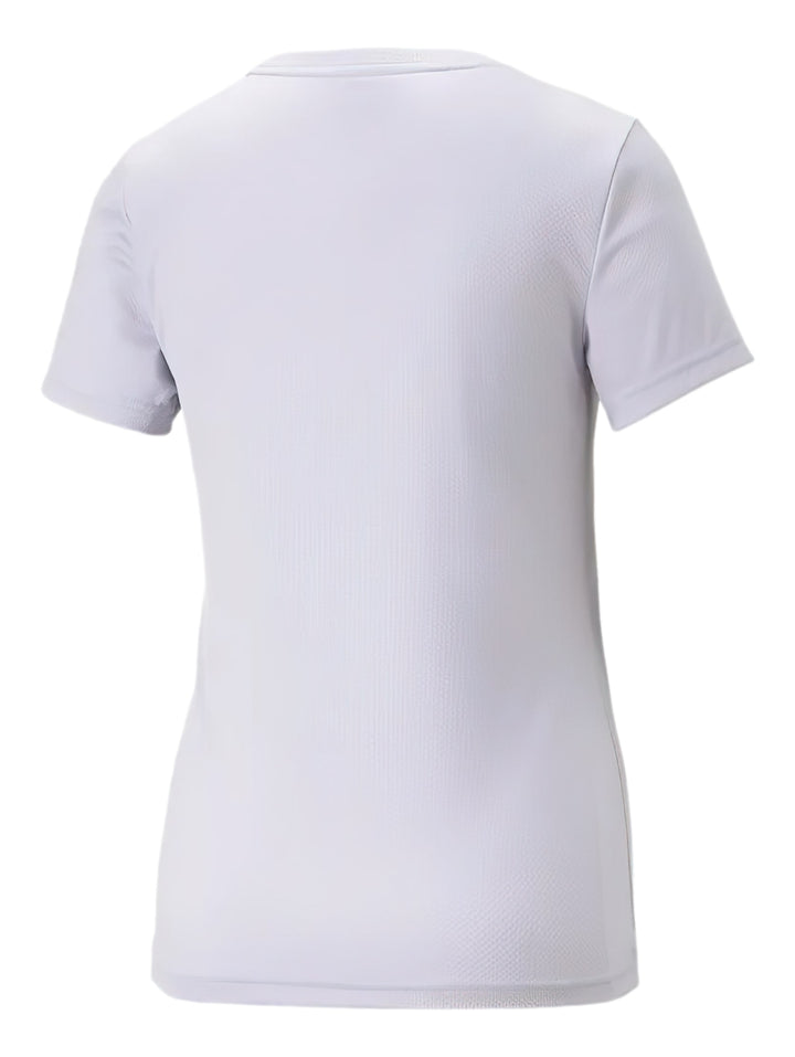 Mujer vistiendo una camiseta deportiva PUMA de color lavanda claro con manga corta.