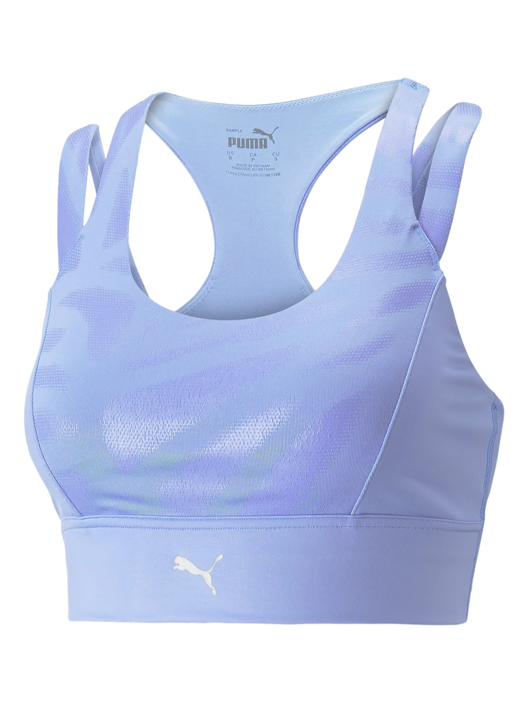 Mujer usando un top deportivo corto PUMA color morado claro Elektro Purple.