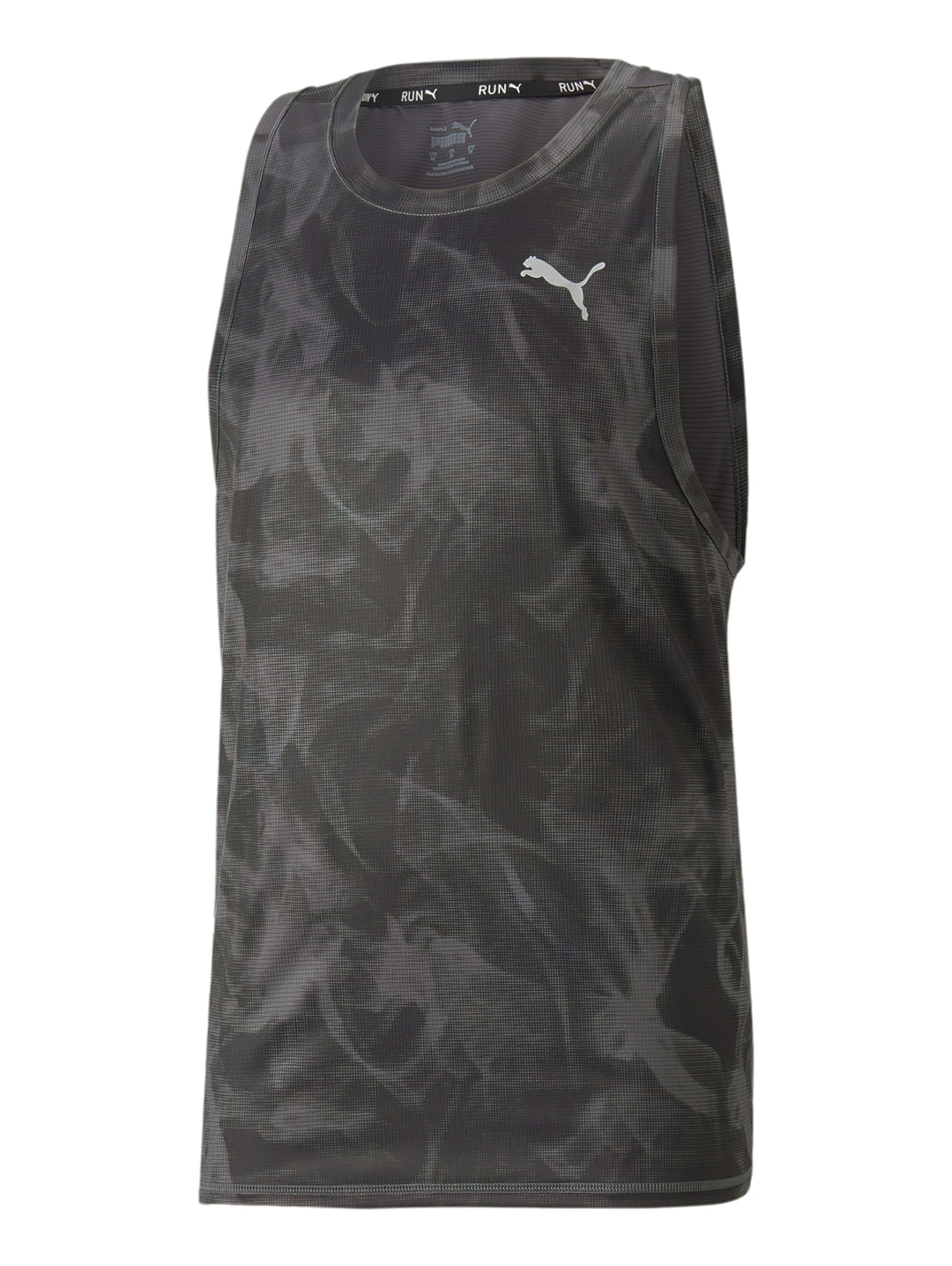 Hombre usando camiseta sin mangas PUMA negra con estampado abstracto y shorts deportivos.