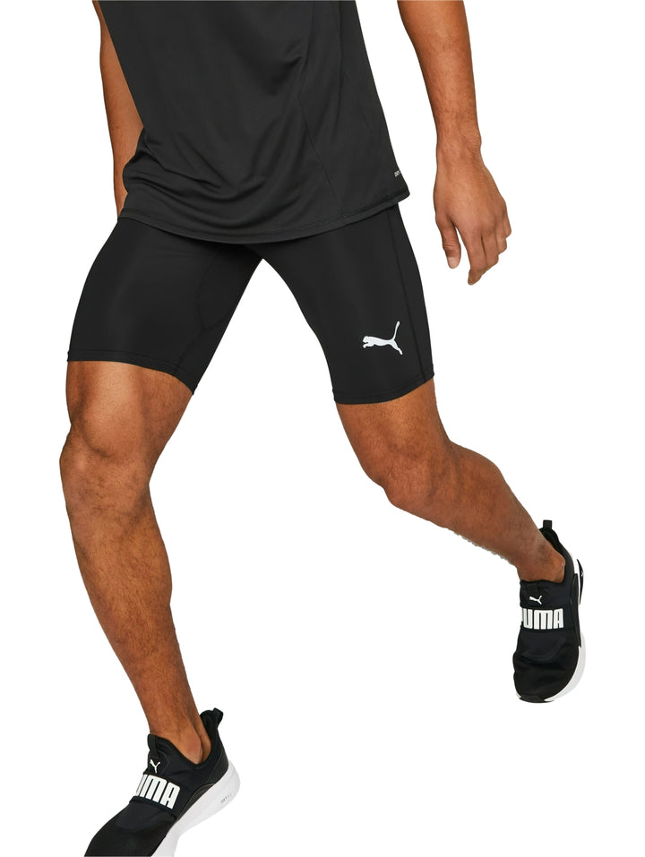 Hombre vistiendo shorts deportivos ajustados de color negro marca PUMA.