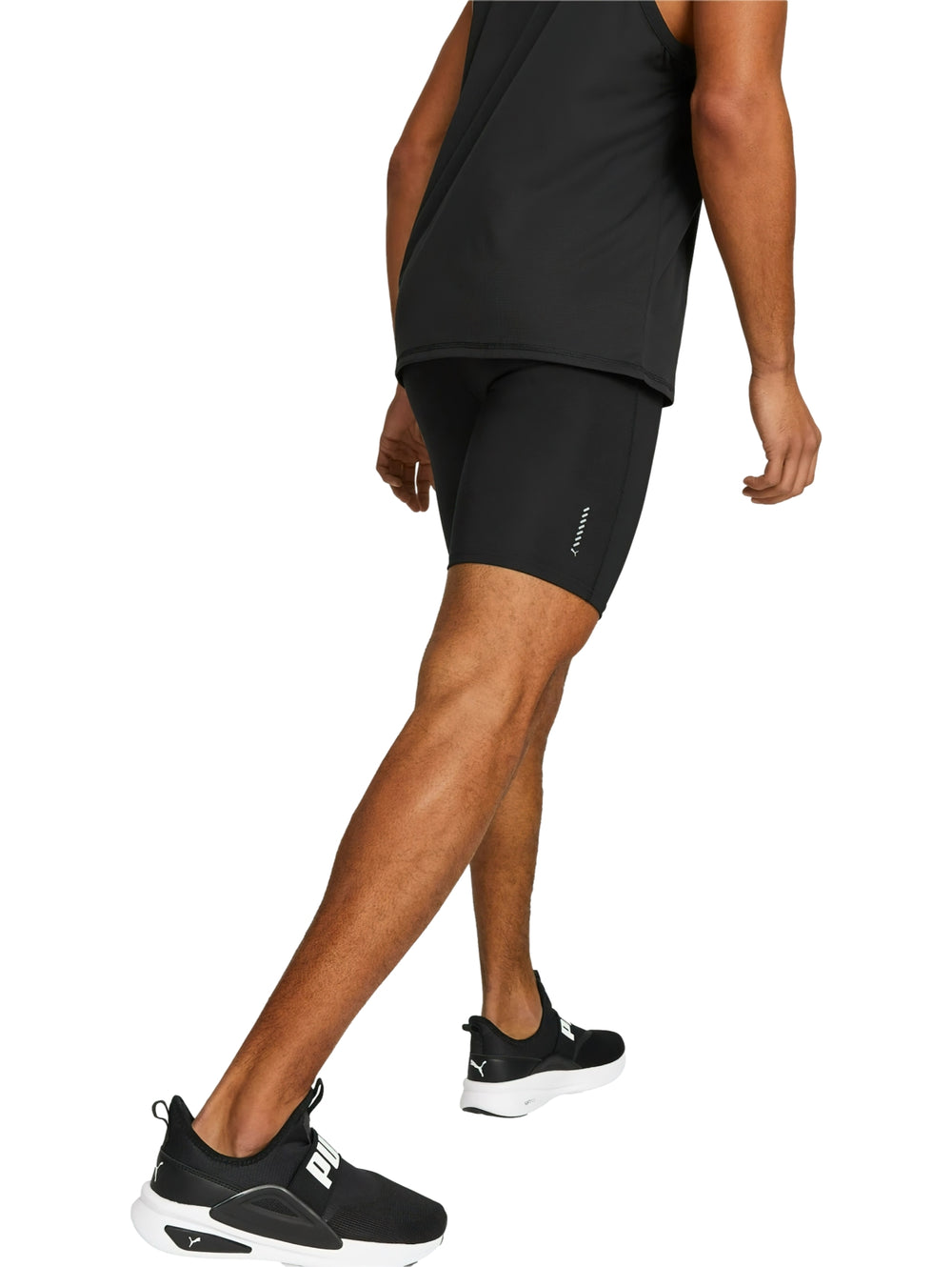 Hombre vistiendo shorts deportivos ajustados de color negro marca PUMA.