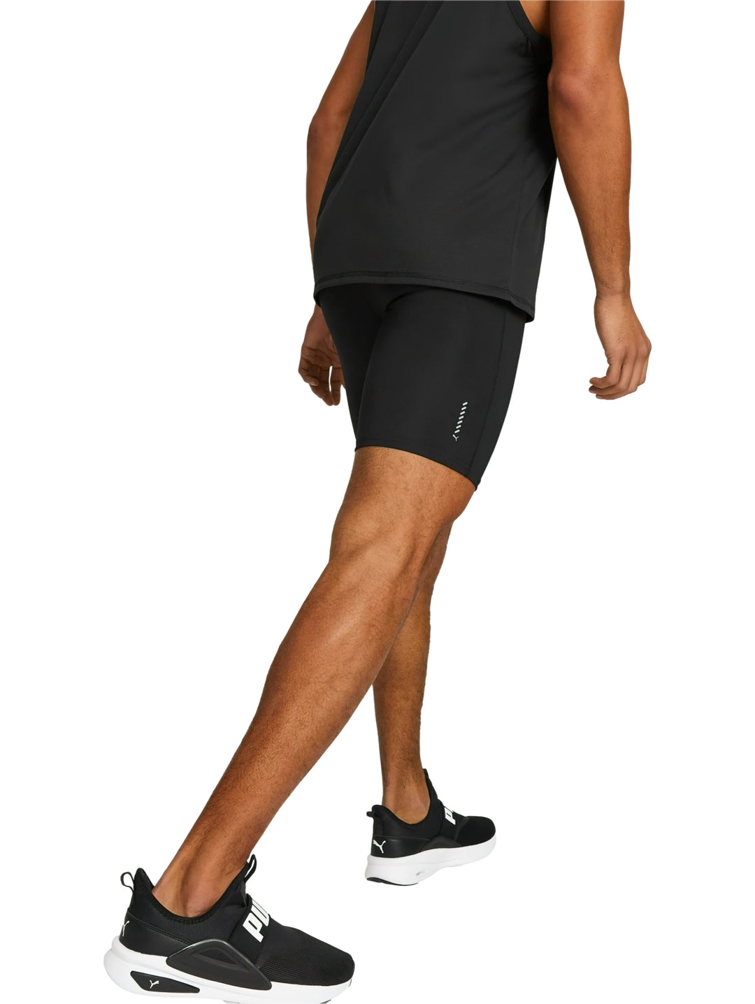 Hombre vistiendo shorts deportivos ajustados de color negro marca PUMA.
