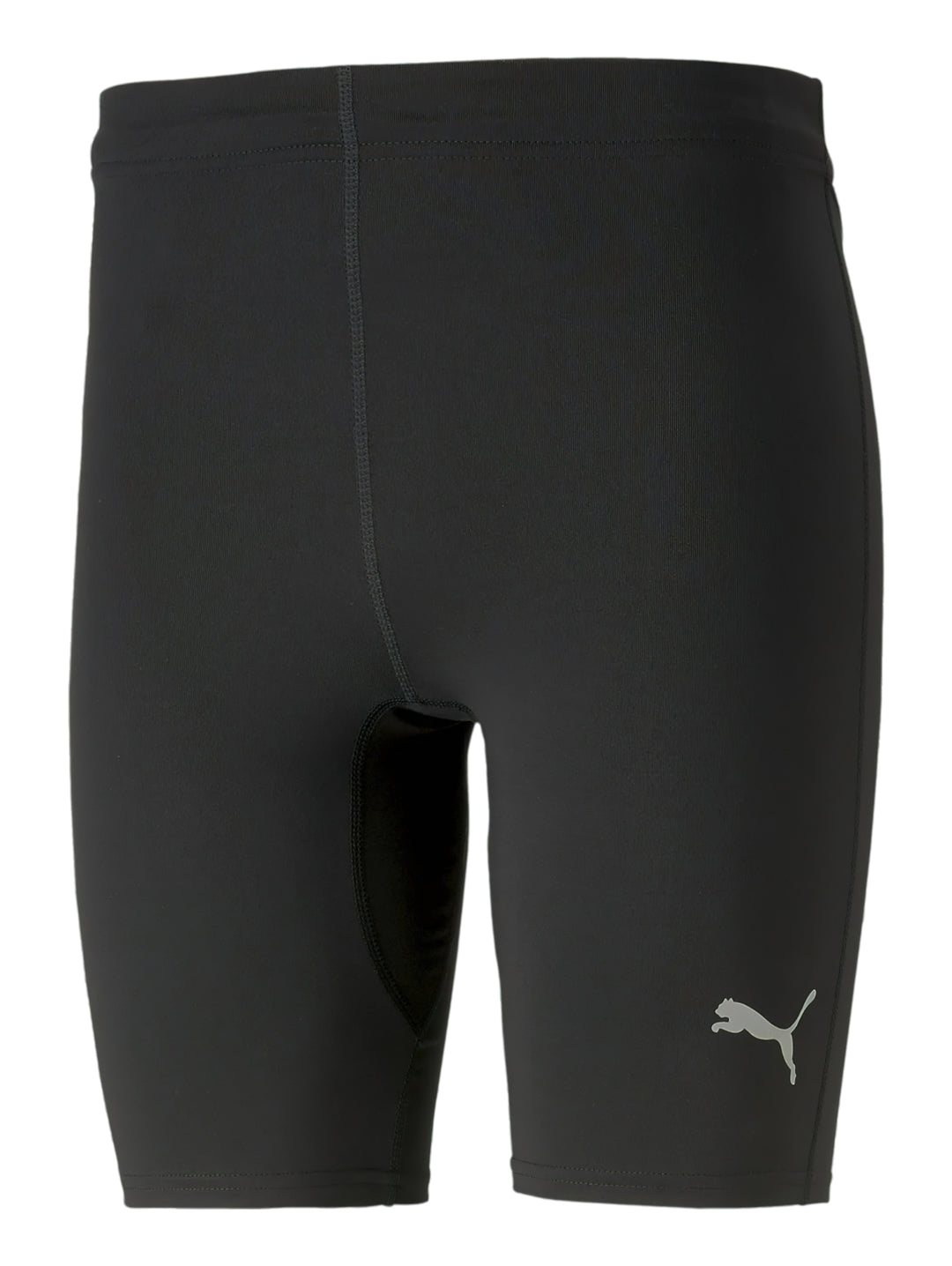 Hombre vistiendo shorts deportivos ajustados de color negro marca PUMA.