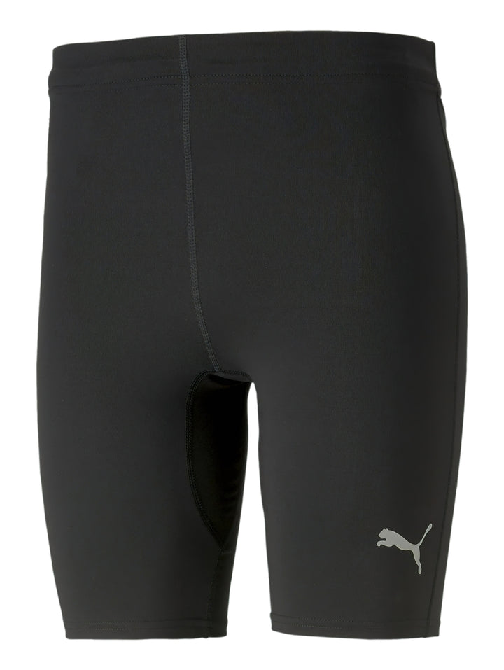 Hombre vistiendo shorts deportivos ajustados de color negro marca PUMA.
