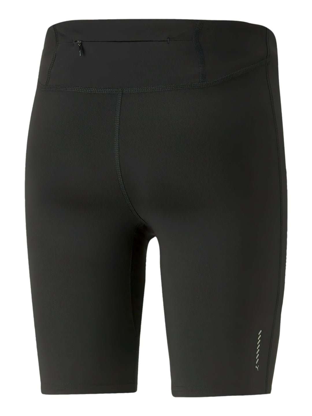 Hombre vistiendo shorts deportivos ajustados de color negro marca PUMA.