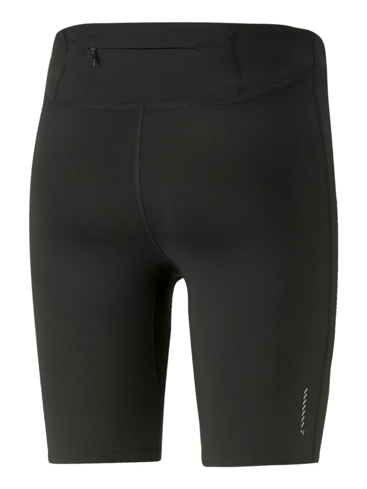 Hombre vistiendo shorts deportivos ajustados de color negro marca PUMA.