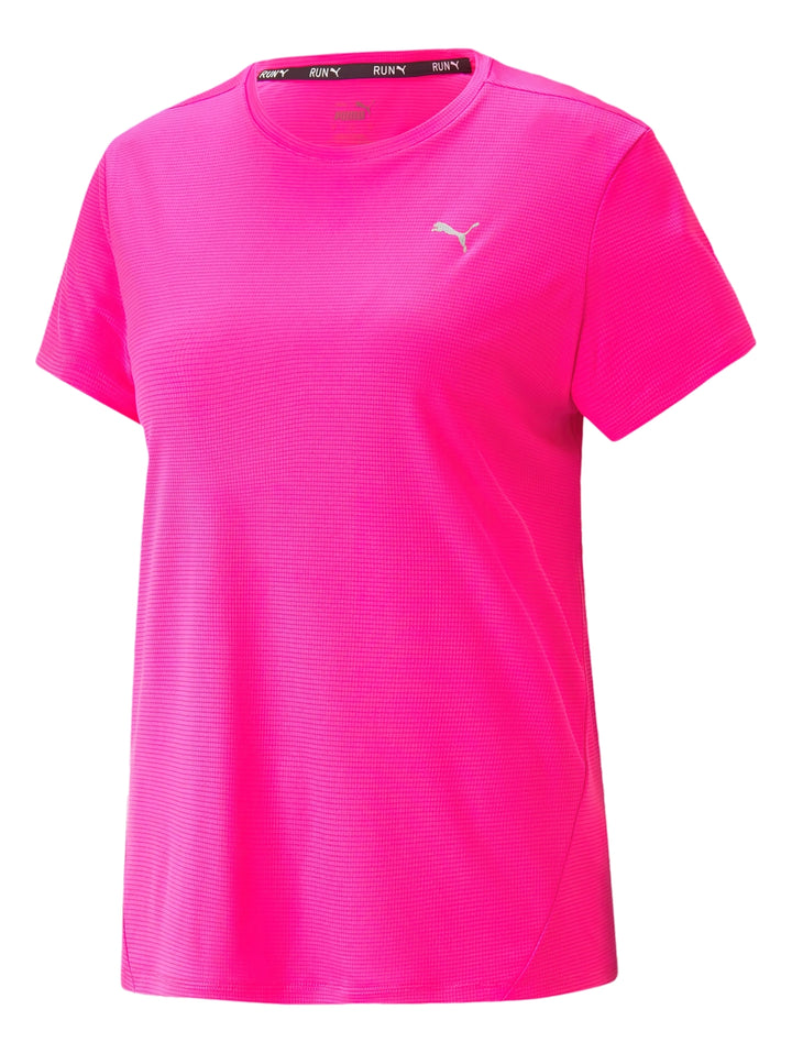 Mujer vistiendo camiseta deportiva PUMA de color rosa brillante y pantalones a juego.