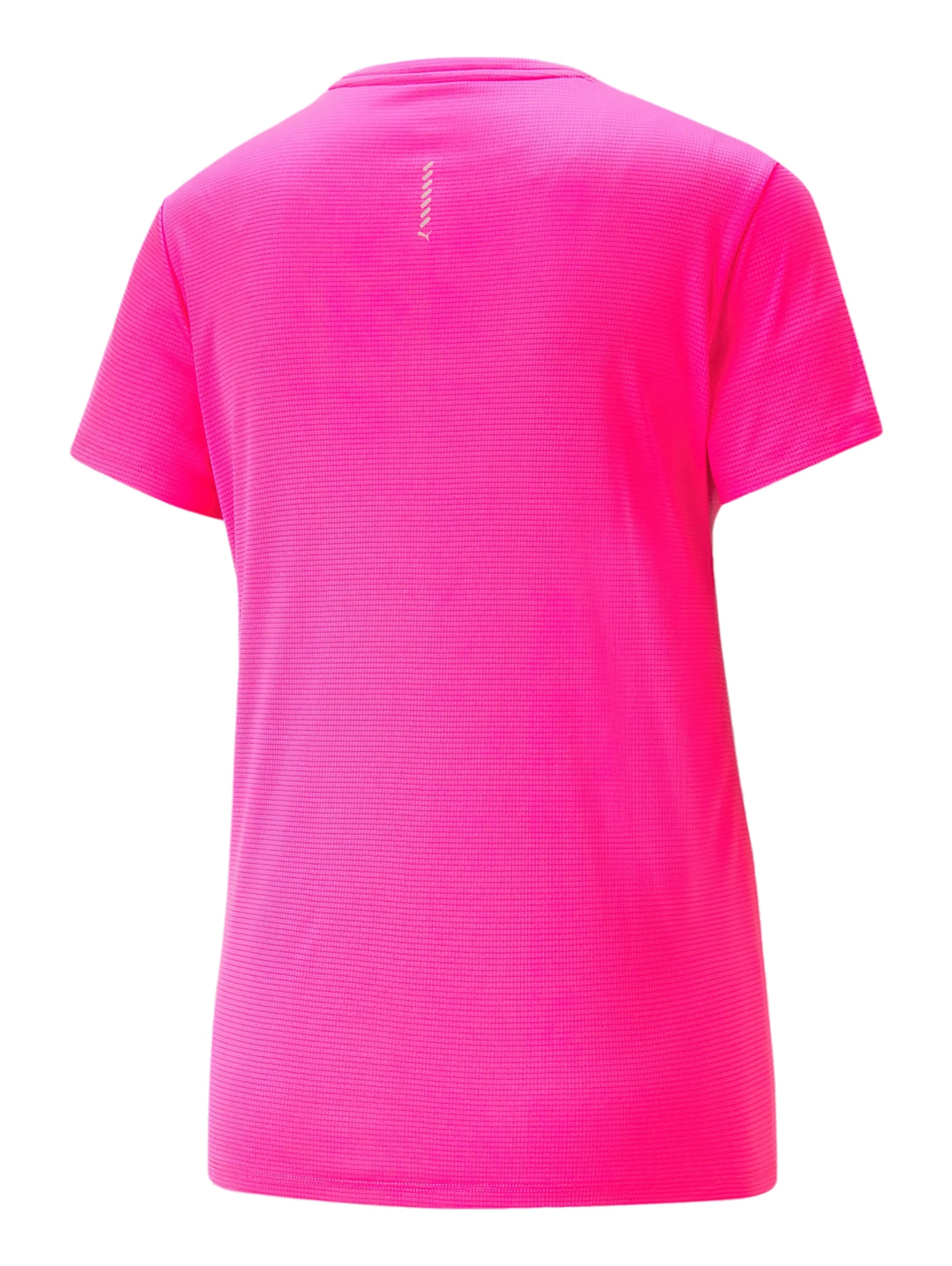 Mujer vistiendo camiseta deportiva PUMA de color rosa brillante y pantalones a juego.