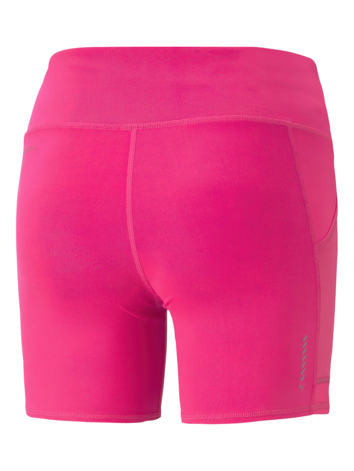 Shorts deportivos ajustados de color rosa intenso marca Puma.