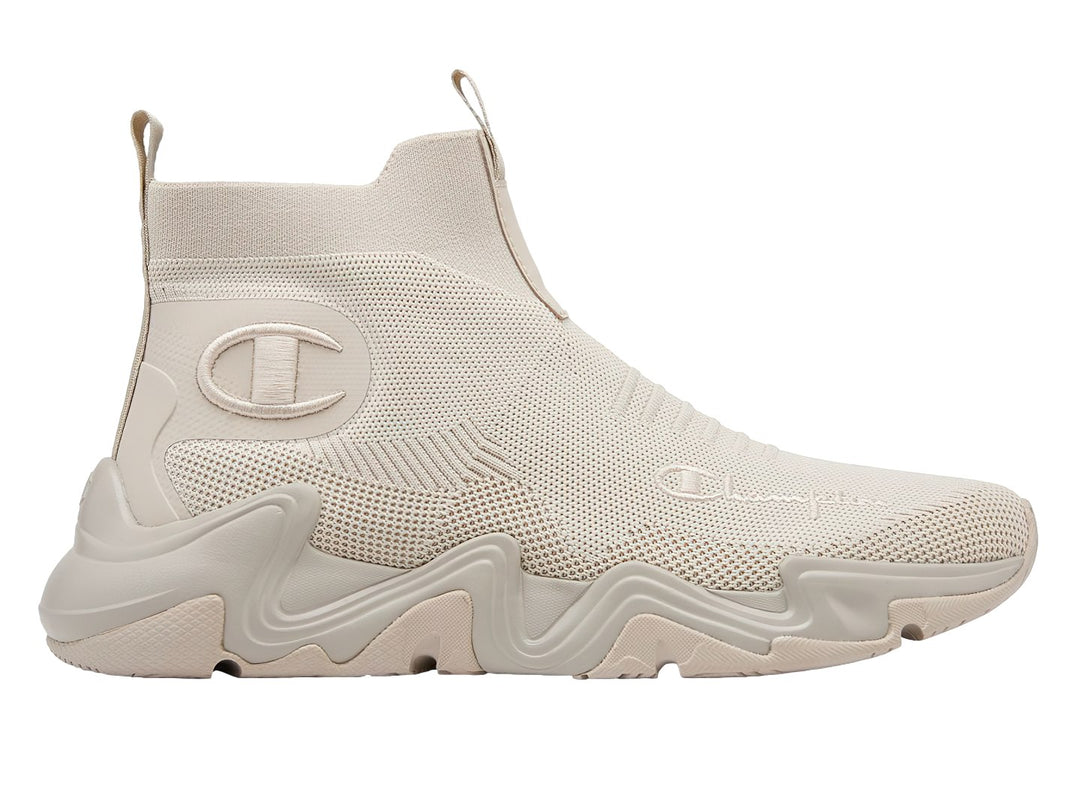 Tenis Champion color beige con suela gruesa y diseño tipo calcetín.