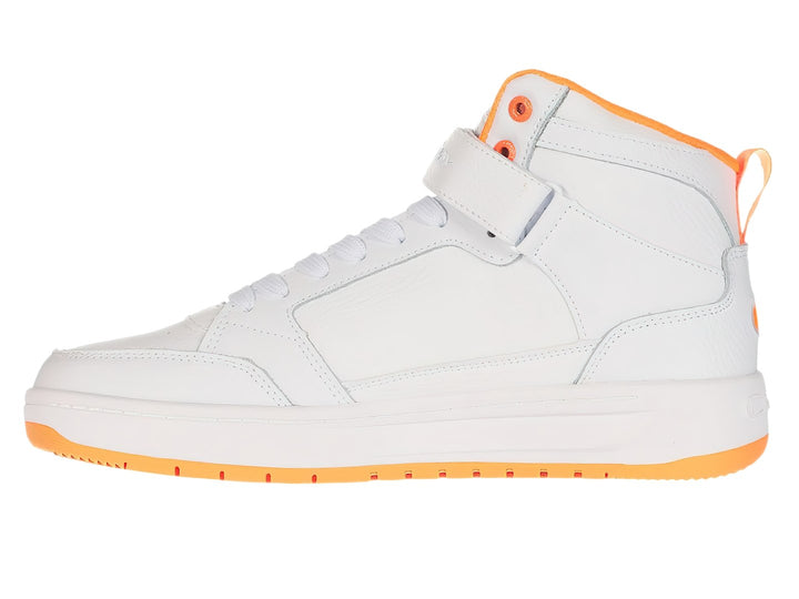Tenis Champion de bota alta en color blanco con detalles y suela en color naranja.