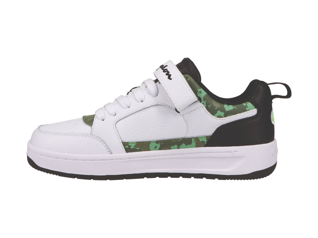 Tenis Champion blancos con detalles en negro y verde camuflaje, con correa y cordones.