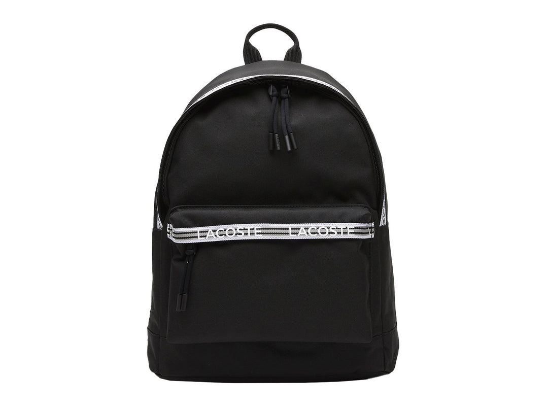 Mochila Lacoste color negro con una banda horizontal blanca decorativa en el bolsillo frontal.