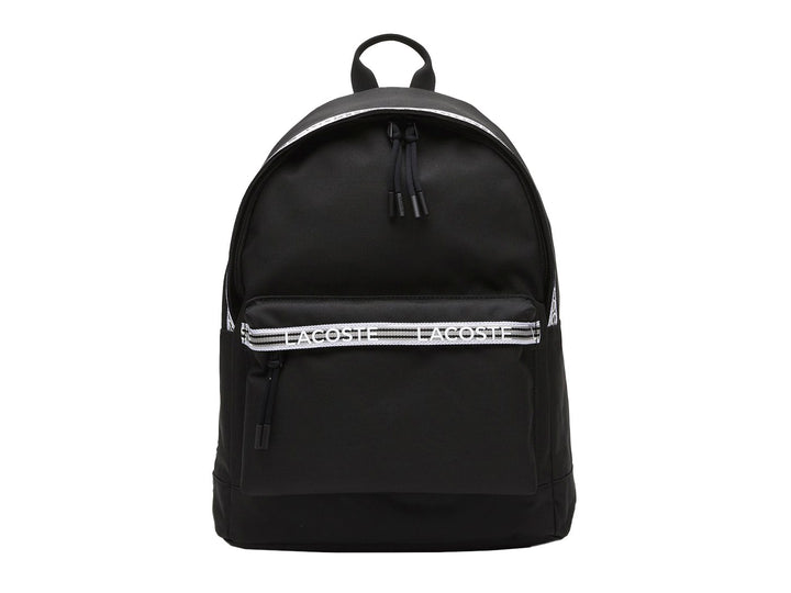 Mochila Lacoste color negro con una banda horizontal blanca decorativa en el bolsillo frontal.