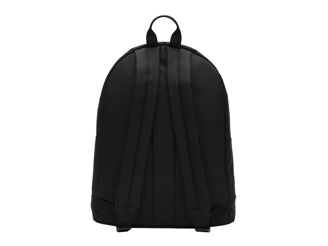 Mochila Lacoste color negro con una banda horizontal blanca decorativa en el bolsillo frontal.