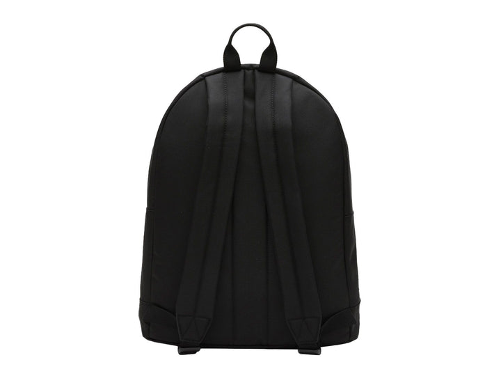 Mochila Lacoste color negro con una banda horizontal blanca decorativa en el bolsillo frontal.