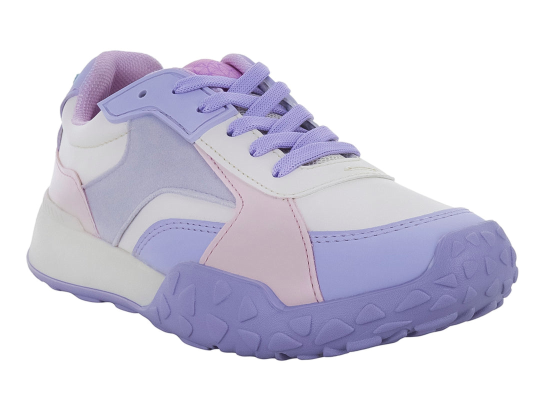 Tenis deportivos en tonos lavanda y blanco con suela gruesa y cordones.