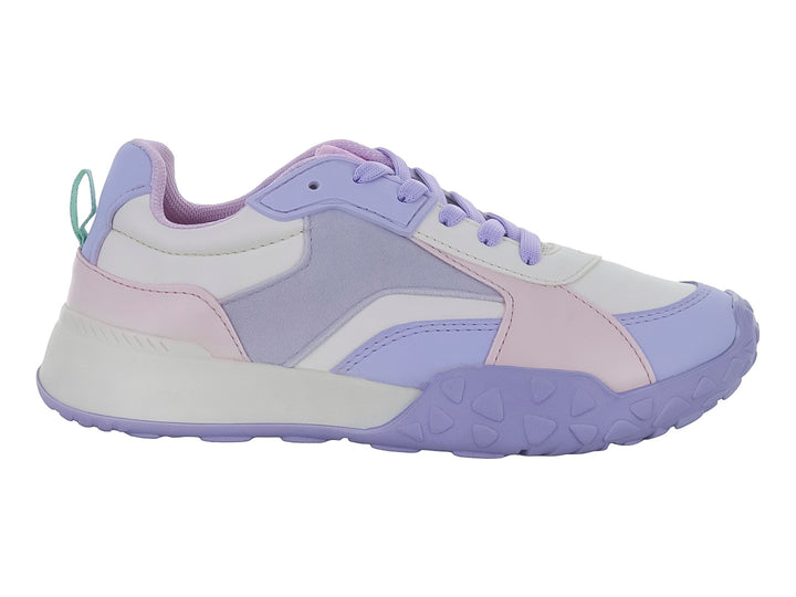 Tenis deportivos en tonos lavanda y blanco con suela gruesa y cordones.