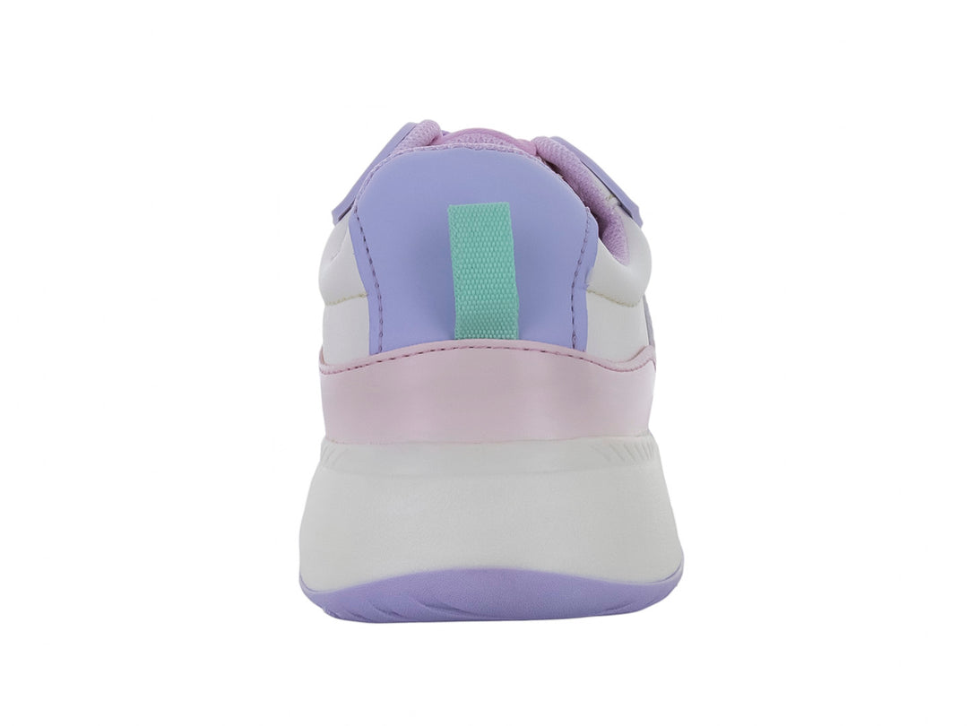 Tenis deportivos en tonos lavanda y blanco con suela gruesa y cordones.