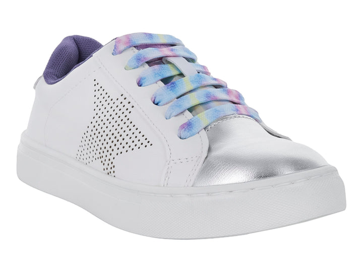 Tenis blancos para niña con punta metálica plata, agujetas multicolor y detalle de estrella perforada lateral.