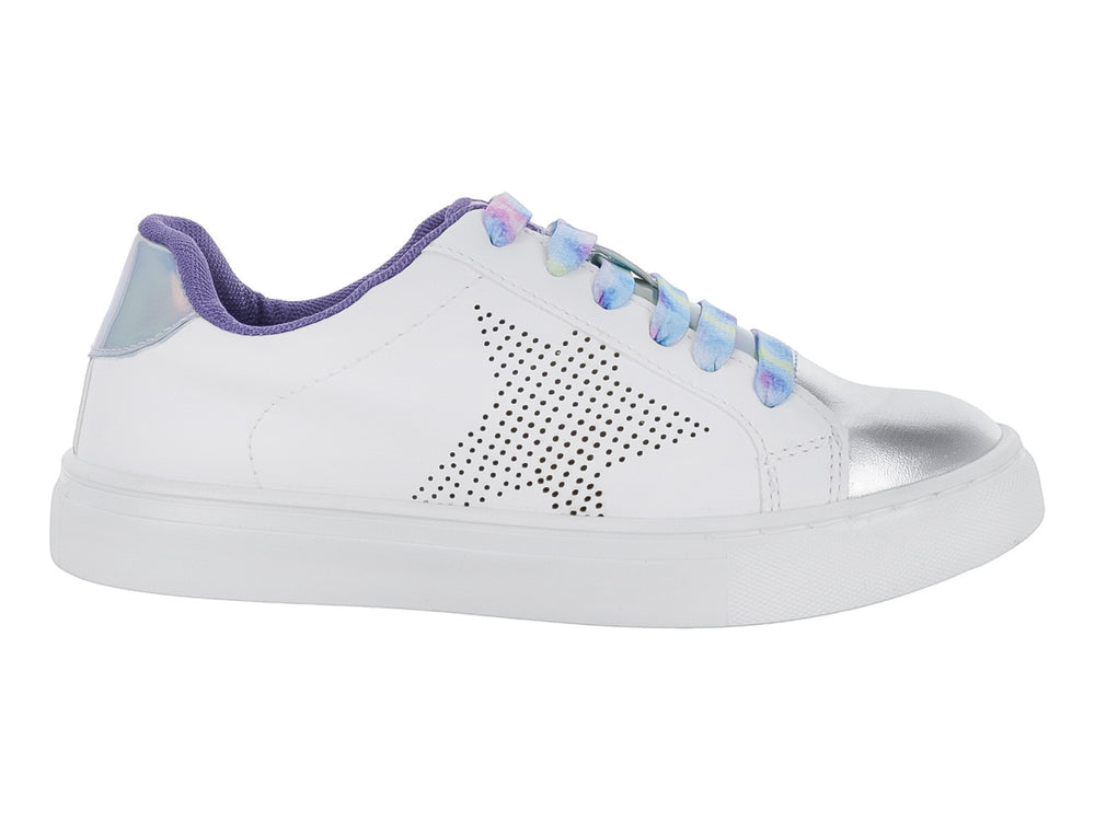 Tenis blancos para niña con punta metálica plata, agujetas multicolor y detalle de estrella perforada lateral.