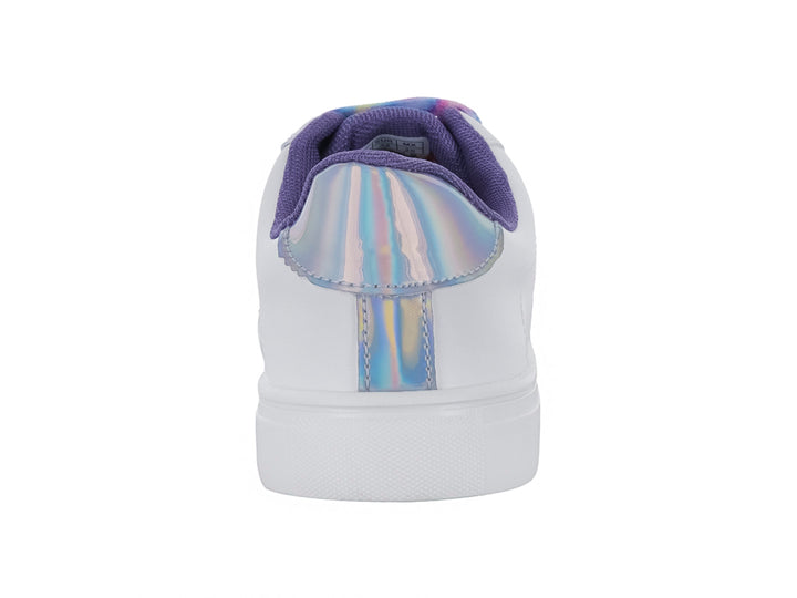 Tenis blancos para niña con punta metálica plata, agujetas multicolor y detalle de estrella perforada lateral.