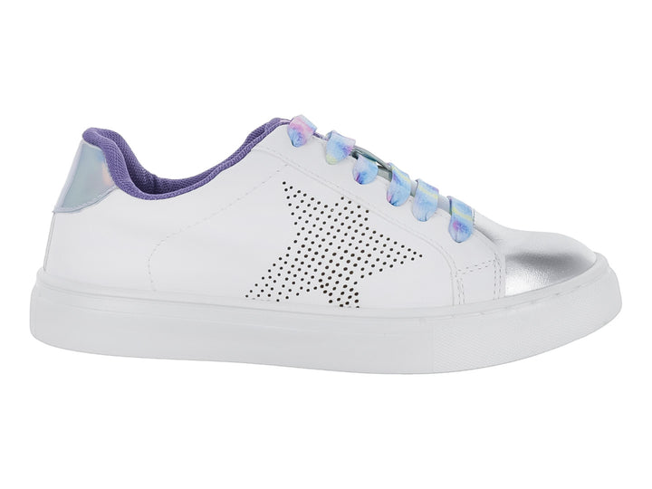 Tenis blancos con punta plateada metálica, agujetas multicolor y detalle de estrella perforada en el costado.