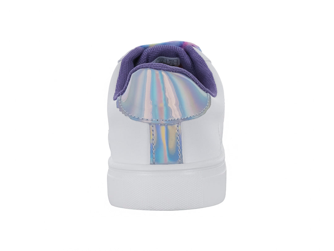Tenis blancos con punta plateada metálica, agujetas multicolor y detalle de estrella perforada en el costado.