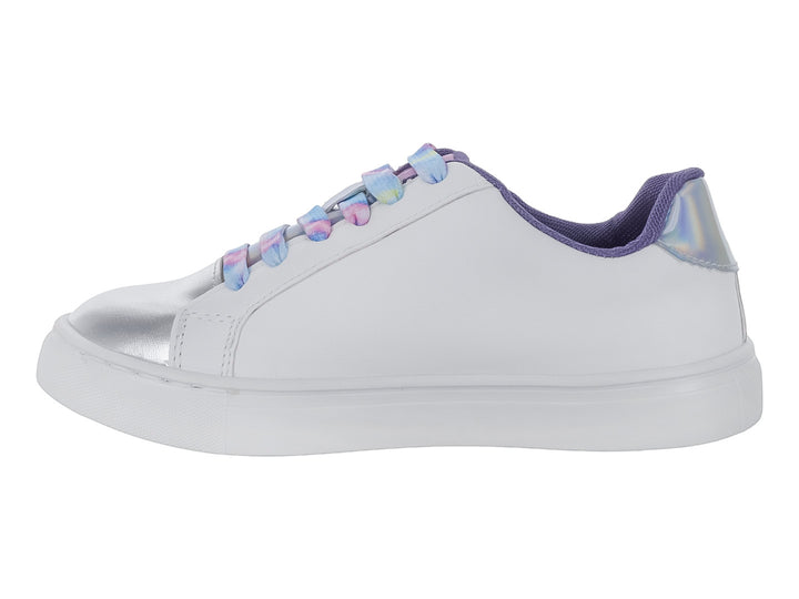 Tenis blancos con punta plateada metálica, agujetas multicolor y detalle de estrella perforada en el costado.