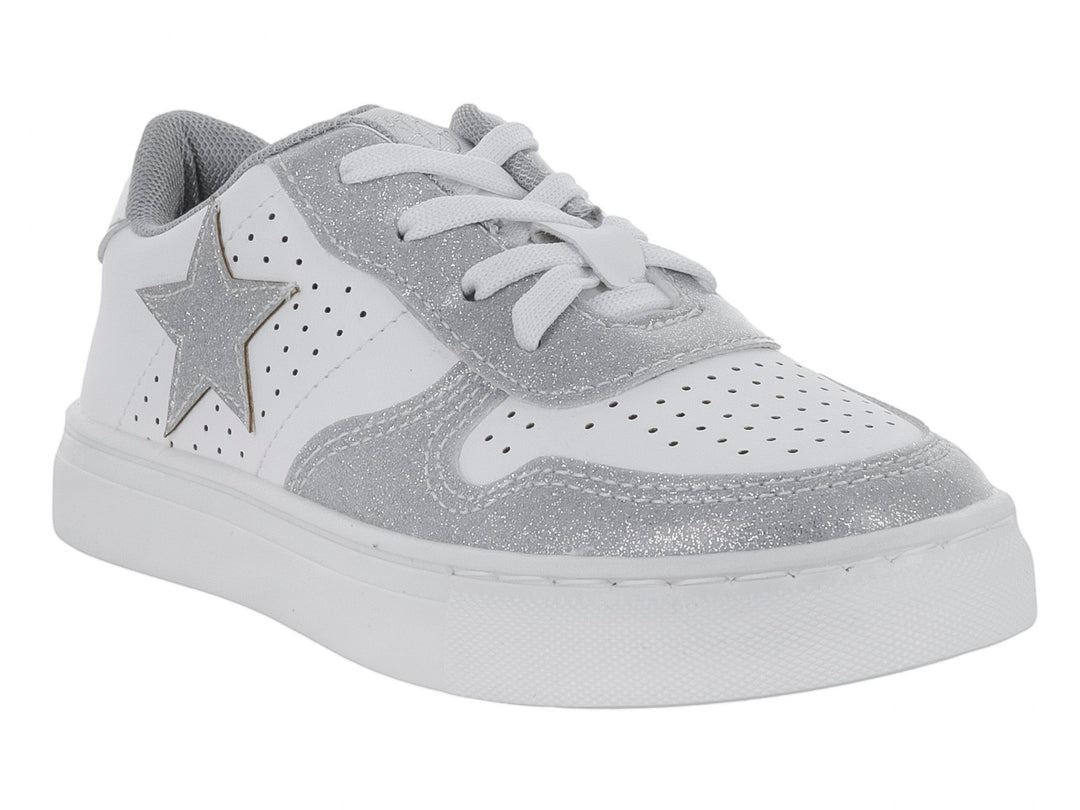 Tenis infantiles color blanco y plata con detalle de estrella y acabado brillante.