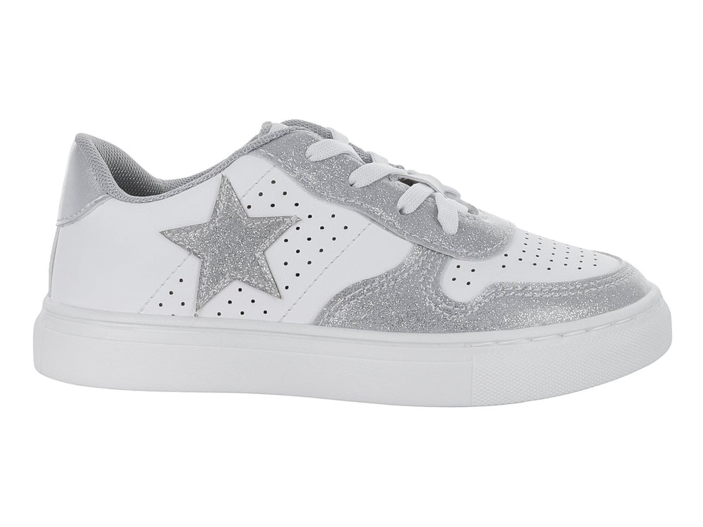 Tenis infantiles color blanco y plata con detalle de estrella y acabado brillante.
