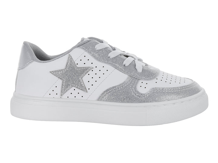 Tenis infantiles color blanco y plata con detalle de estrella y acabado brillante.