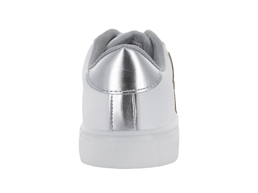 Tenis infantiles color blanco y plata con detalle de estrella y acabado brillante.