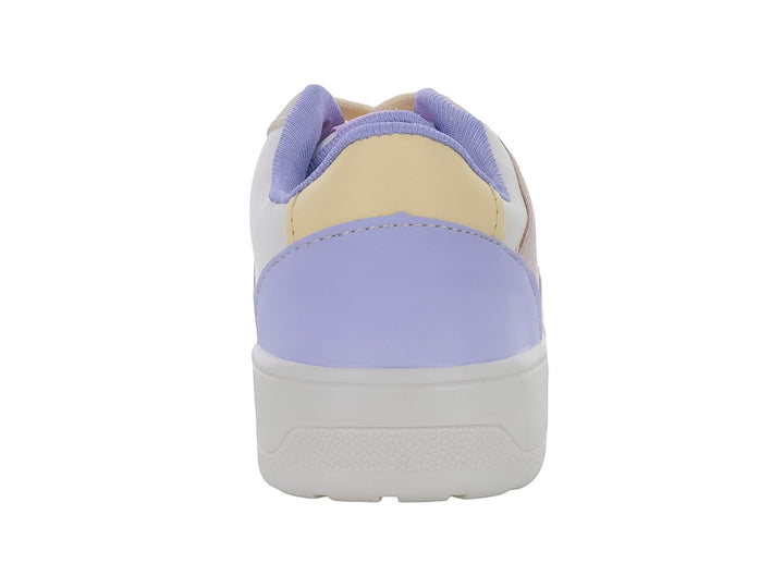 Tenis casuales para niña en colores beige y morado con suela blanca y agujetas.