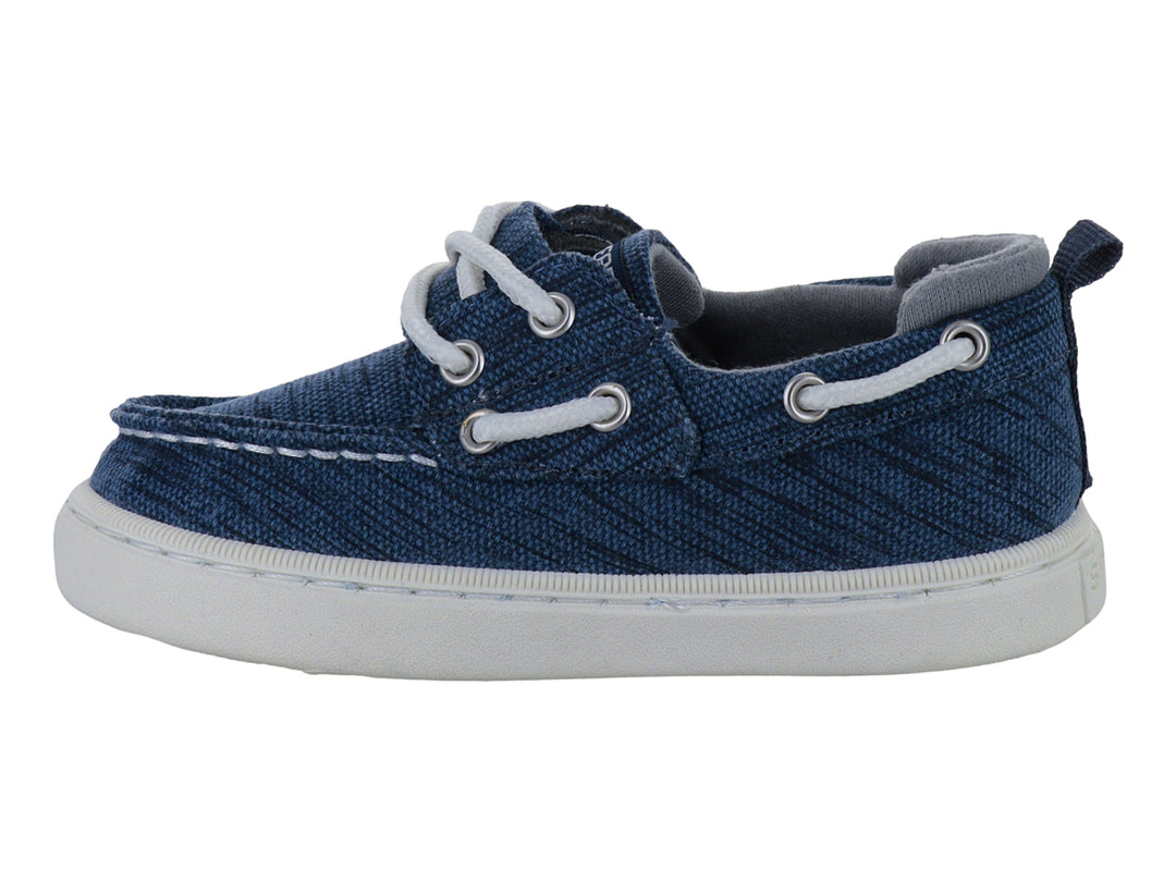 Zapato náutico infantil Sperry color azul con suela blanca y agujetas blancas.