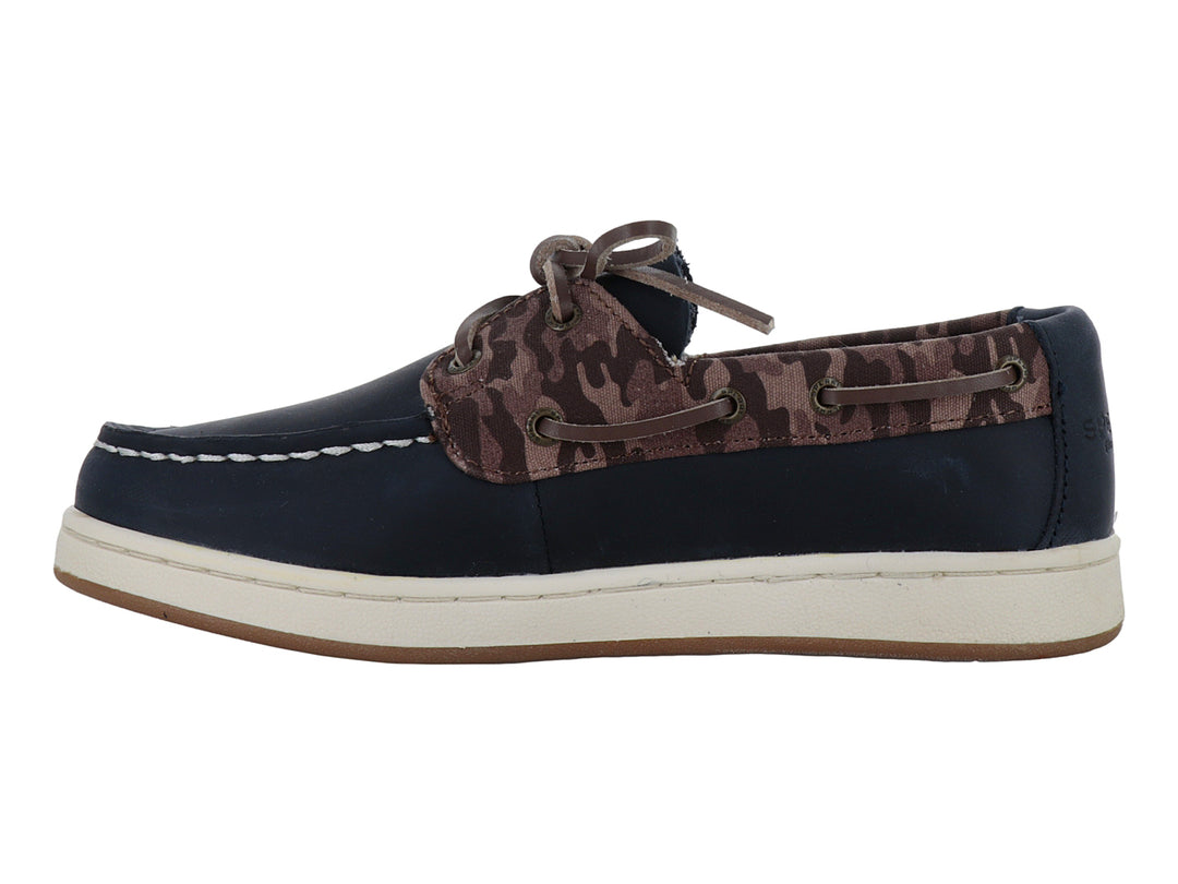 Zapato náutico Sperry Cup II para niño en color azul marino con detalles en marrón y suela blanca.