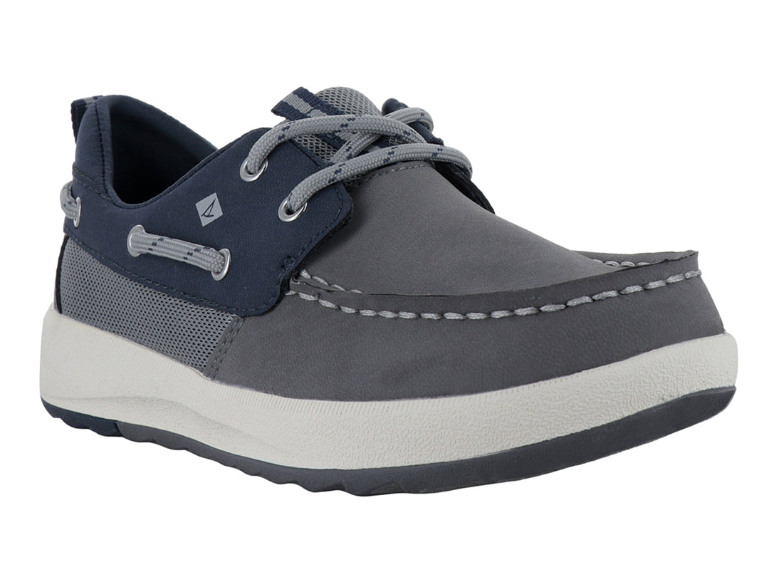 Zapato náutico Sperry para niño en colores gris y azul marino con suela blanca y cordones grises.