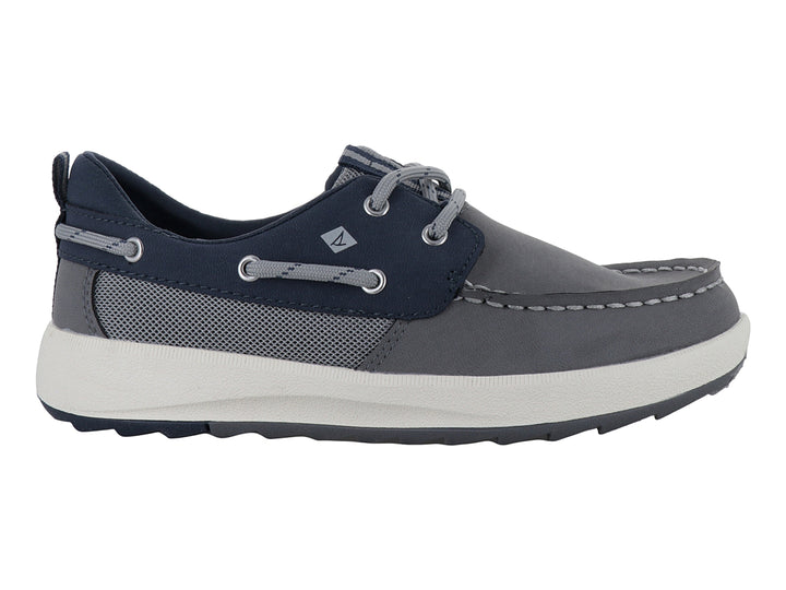 Zapato náutico Sperry para niño en colores gris y azul marino con suela blanca y cordones grises.